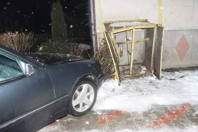 Un șofer a lăsat fără căldură un bloc din Bistrița. A băut „un pic” și a spulberat o instalație de gaz