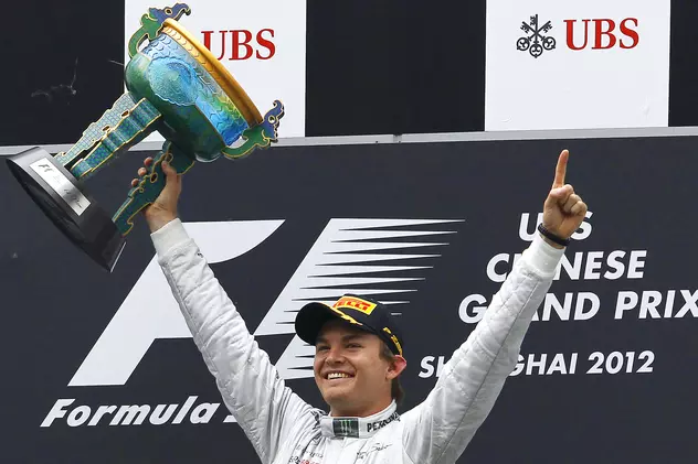 Nico Rosberg, cu trofeul rezervat câştigătorului din 2012 al Marelui Premiu de Formula 1 al Chinei, prima lui victorie în competiţie. (FOTO: EPA)