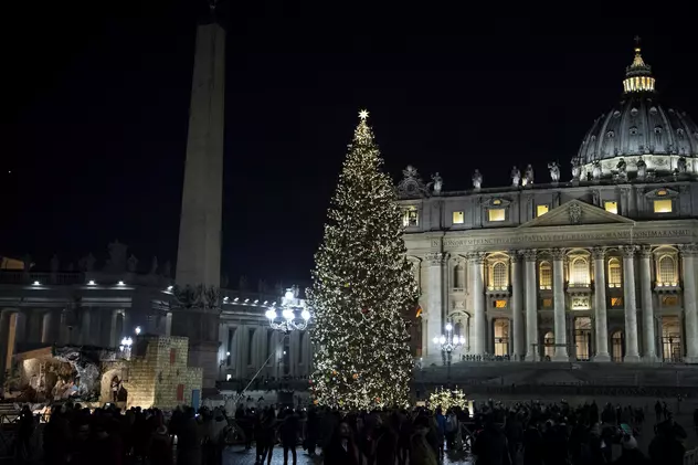 Bradul de Craciun de la Vatican are 25 de metri și 18.000 de beculete
