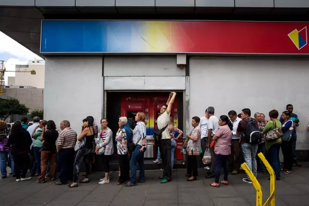 Cozi interminabile în Venezuela | Mii de oameni vor să schimbe bancnotele care vor fi scoase din circulație