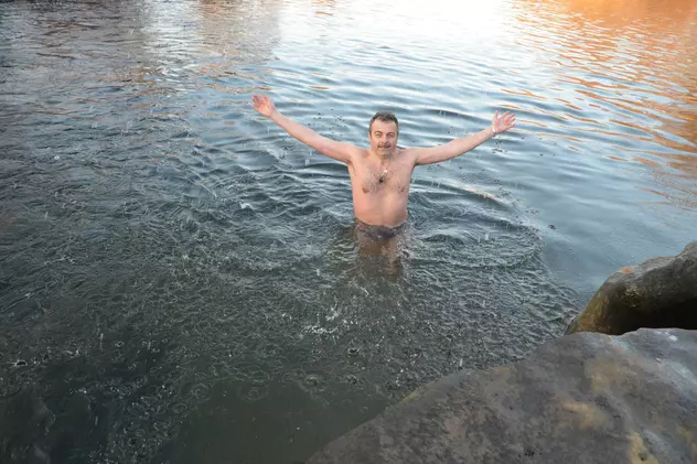 A înotat la - 13 grade Celsius. Un bărbat din Deva a făcut baie în apa rece ca gheață a Streiului