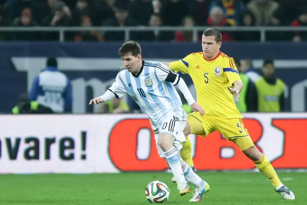 Lionel Messi (la minge) este urmărit de Alex Bourceanu în timpul amicalului România - Germania (0-0) disputat în 2014, pe Arena Națională din București (FOTO: Gabriel Pătruț)