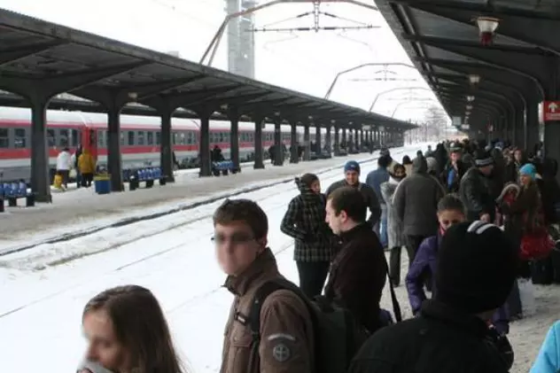 Peste 100 de trenuri anulate din cauza viscolului. Pasagerii din Gara de Nord au primit ceaiuri calde