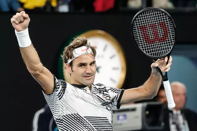Roger Federer se bucură la sfârșitul semifinalei cu Stanislas Wawrinka de la Australia Open 2017. (FOTO: EPA)