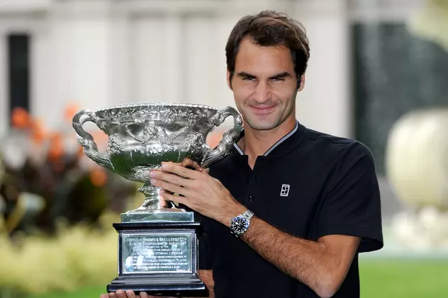 Roger Federer, cu trofeul câștigat la Australian Open 2017. (FOTO: EPA)
