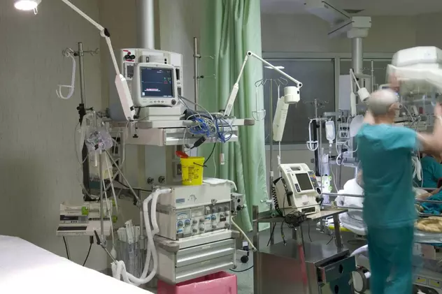 Un bărbat din Brașov a ajuns în comă la spital, bătut de un vecin. Individul a fost deranjat de fumul de țigară și l-a snopit în bătaie, sub privirile unei fetițe de patru ani
