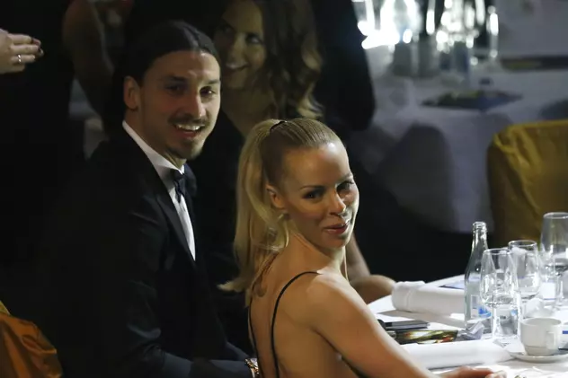 Zlatan Ibrahimovic și Helena Seger, zâmbind către fotografi în timpul unui eveniment. (FOTO: HEPTA)