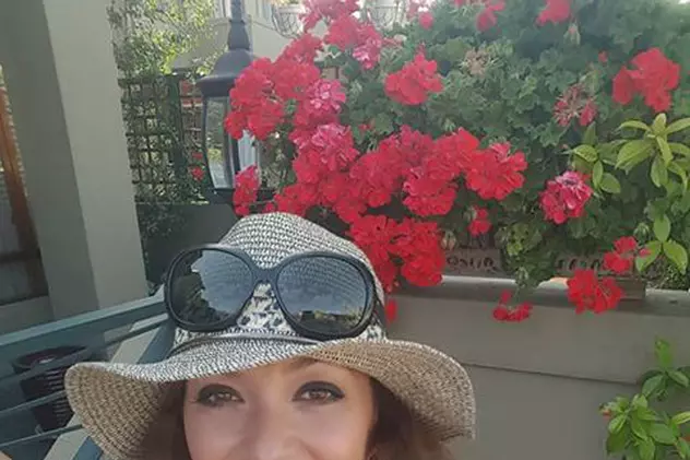 Anca Țurcașiu, în tricou alb și cu pălărie, își face un selfie în grădină