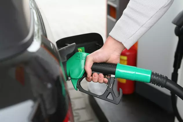 Comisia de buget din Senat a eliminat majorarea accizei la carburanți