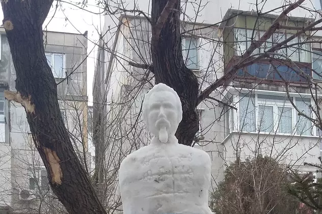 L-a sculptat pe Cuza, din zăpadă, în spatele blocului GALERIE FOTO