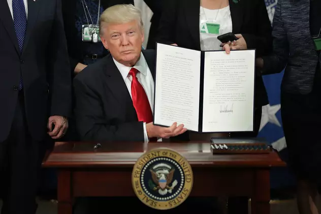 Decretul anti-imigrație al lui Trump va fi aplicat. Decizia a fost luată de Curtea Supremă americană