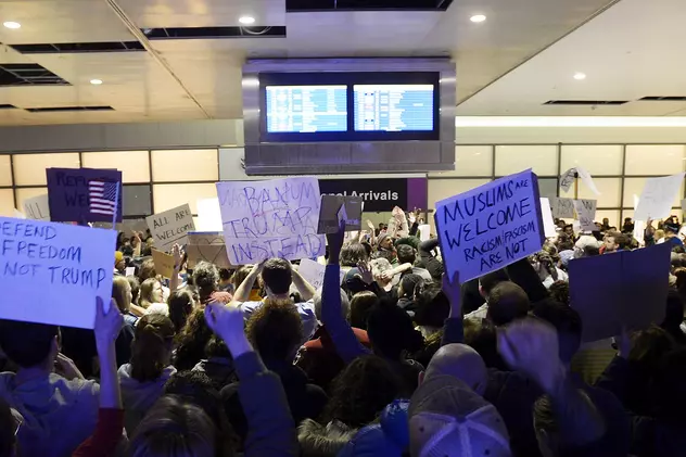 Un specialist IT din Nigeria a fost pus să dea un test pe aeroportul din New York, pentru a fi lăsat să intre în SUA