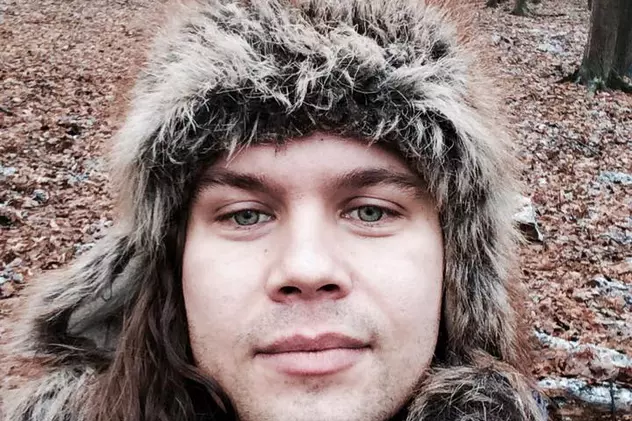 Radu Almășan de la Bosquito își face un selfie cu o căciulă de blană pe cap