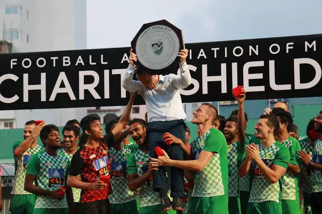 Fotbalistul Andrei Cordoș a câștigat primul trofeu în Maldive. Românul l-a ridicat pe antrenor cu trofeul deasupra capului