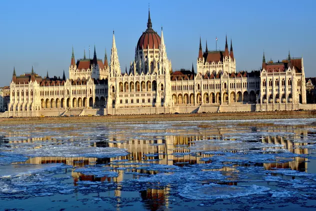 Dunărea, în fața Palatului Parlamentului din Budapesta, cea mai cunoscută clădire din capitala Ungariei. (FOTO: HEPTA)