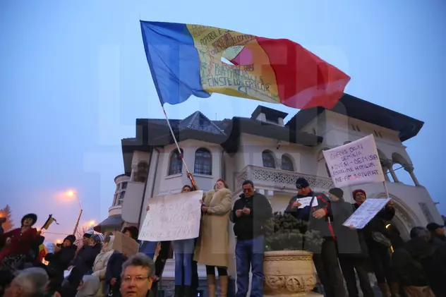 UPDATE. Protestul de la Cotroceni s-a încheiat. Mitinguri și la Râmnicu Sărat și Botoșani