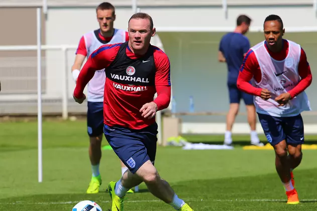 Wayne Rooney aleargă după minge în timpul unui antrenament al naționalei Angliei. (FOTO: EPA)