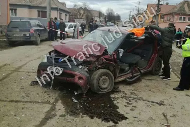 Un copil a furat o mașină și a făcut accident în Sibiu. Era beat și a fost grav rănit