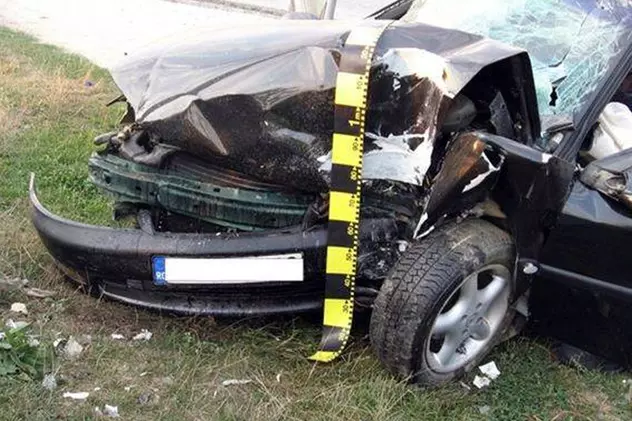 Accident grav pe DN7. Un om a murit după ce o mașina s-a izbit violent de un TIR