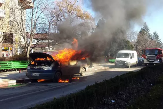Un microbuz a luat foc în județul Bacău. Flăcări uriașe au mistuit vehiculul