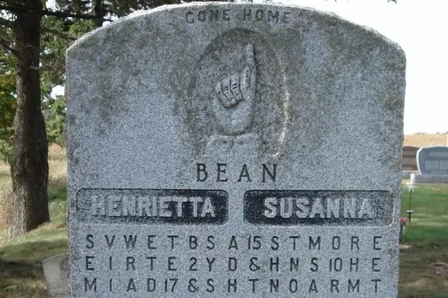 Şi-a îngropat soţiile în acelaşi loc şi a scris în piatră funerară un mesaj secret. Cei care au descifrat codul au plâns