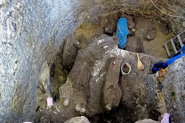Zeci de schelete au fost găsite sub altarul Catedralei Romano-Catolice din Iași