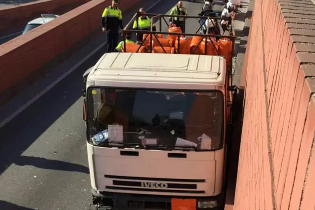 Focuri de armă pe o autostradă din Barcelona | Un bărbat a furat un camion cu butelii și a condus cu viteză pe contrasens