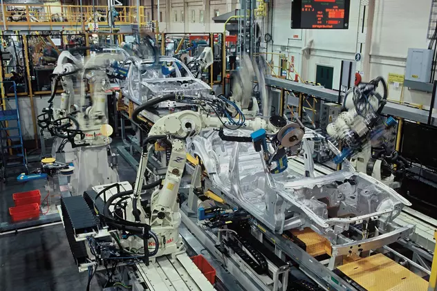 Jaf de milioane de euro într-o fabrică Jaguar și Land Rover. Hoții au furat mai multe motoare
