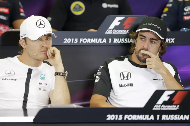 Nico Rosberg (stânga) și Lewis Hamilton, în timpul unei conferințe de presă. (FOTO: EPA)