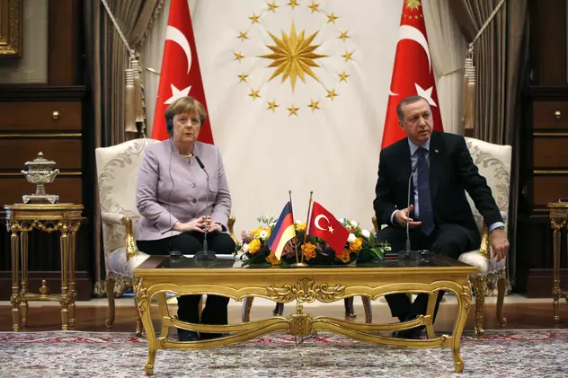 Angela Merkel i-a cerut lui Erdogan să respecte libertatea presei