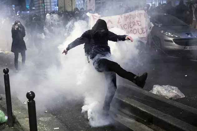 Protestele violente care au izbucnit într-o suburbie a Parisului au ajuns și în capitala Franței | FOTO