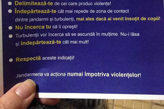 Jandarmii împart fluturași cu sfaturi pentru protestatari | VIDEO