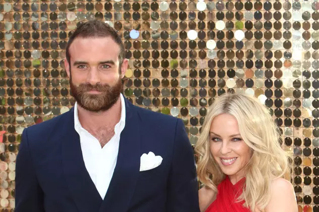 Joshua Sasse si Kylie Minogue s-au despărtit