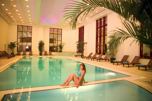 (P) Club Hotel Sera – exuberanță și lux într-o escapadă de vară
