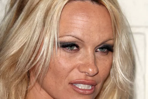 Pamela Anderson are o relație cu Julian Assange?!