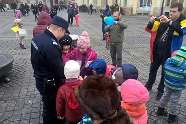 Protest al copiilor în Sibiu. Jandarmilor le-au oferit dulciuri celor mici