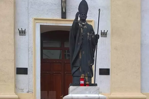 Statuia Papei Ioan Paul al II-lea din Suceava a fost vandalizată
