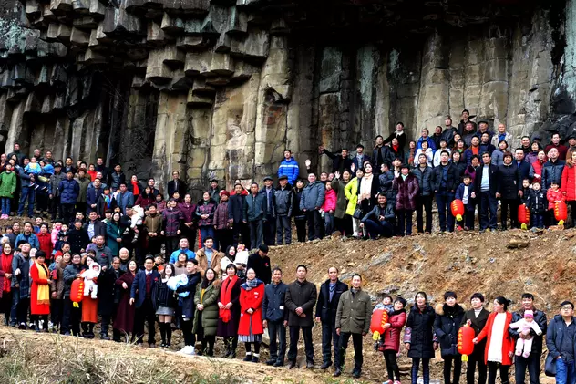 Poză de familie cu... 500 de oameni. Imagini inedite din China, unde s-a reunit un clan