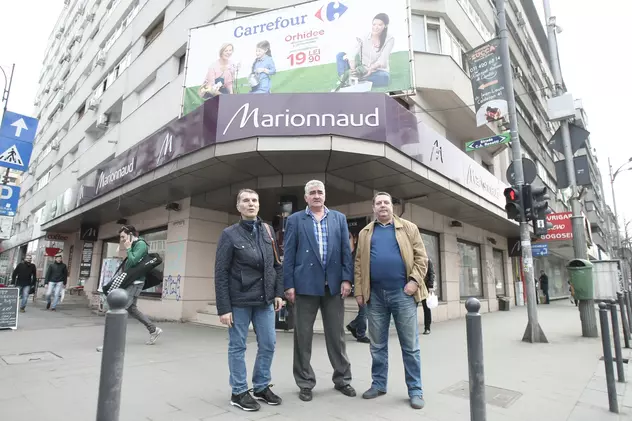 Neculcea, Suciu și Netolitzchi, de la stânga la dreapta, în fața clădirii care adăpostea cofetăria Scala, de la Bulevardul Magheru. Acum, acolo funcționează o parfumerie de lux FOTO: Dumitru Angelescu (Libertatea)