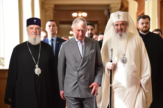 Prințul Charles a aprins o lumânare şi s-a recules la Patriarhie