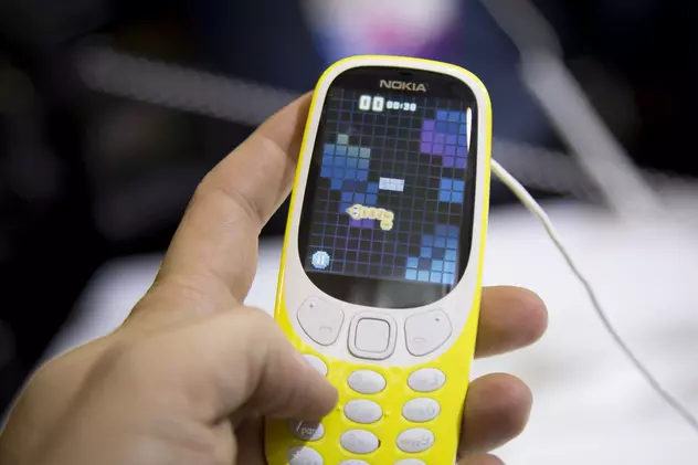 Google investește în compania care produce telefoanele Nokia. Telefon Nokia 3310 galben, de generație nouă