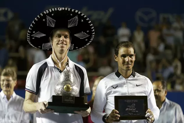Sam Querrey (stânga) și Rafael Nadal, adică învingătorul și învinsul ediției 2017 a turneului de la Acapulco. (FOTO: EPA)