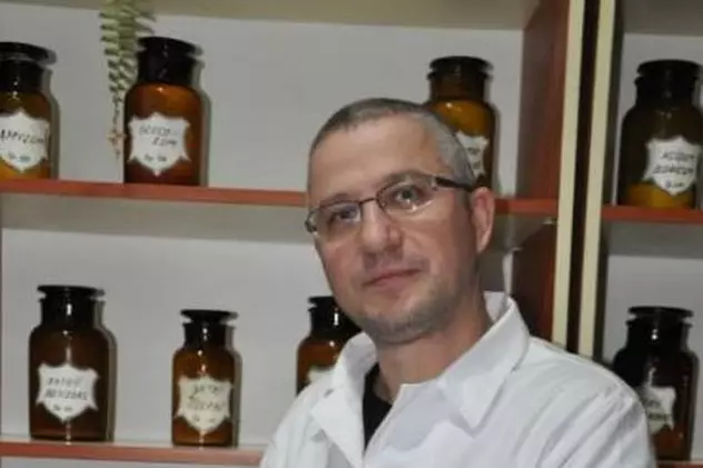 Un farmacist din Gorj prepară medicamente în laborator, așa cum se făcea odinioară
