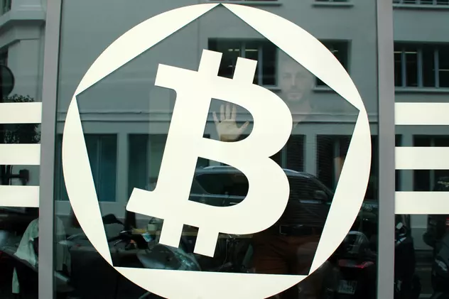 Bitcoin a depășit pentru prima oară valoarea aurului