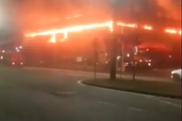 Incendiu în Arad la centrul comercial al fotbalistului George Țucudean. Un pompier a fost rănit în timp