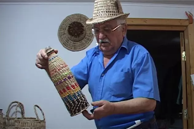 Meșterul din Vrancea care mai face din stuf coșuri, pălării și rogojini. Îi invață pe copiii din sat arta artizanală