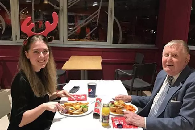 O tânără de 22 de ani a luat cina cu un bătrân de 86 de ani. Povestea emoționantă a bărbatului