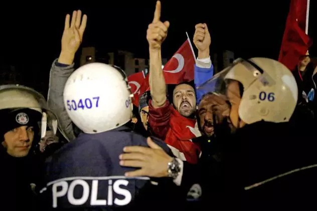 Olanda le cere cetăţenilor săi din Turcia să dea dovadă de prudenţă și să evite zonele aglomerate