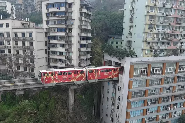 Un tren traversează un bloc cu 19 etaje. Construcția din China care a uimit întreaga lume
