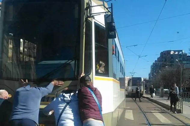Un tramvai a fost împins de călători în București. Oamenii au vrut să deblocheze intersecția